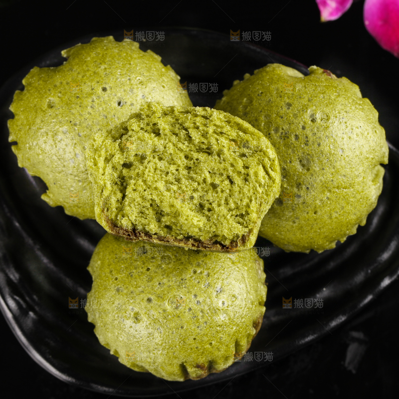 盘子里装着广式马拉糕