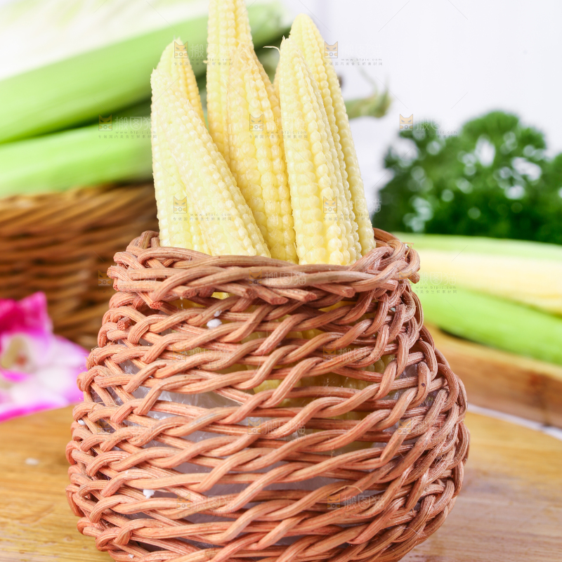 木板上放着水果玉米笋