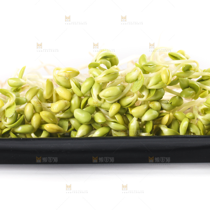 盘子里装着黄豆芽