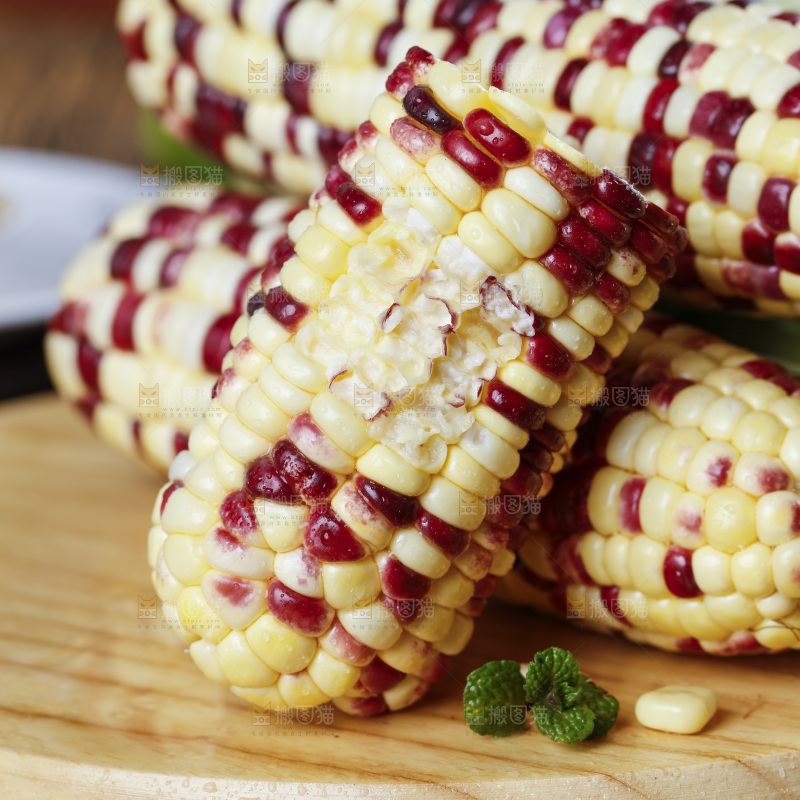 木底上放着花糯玉米