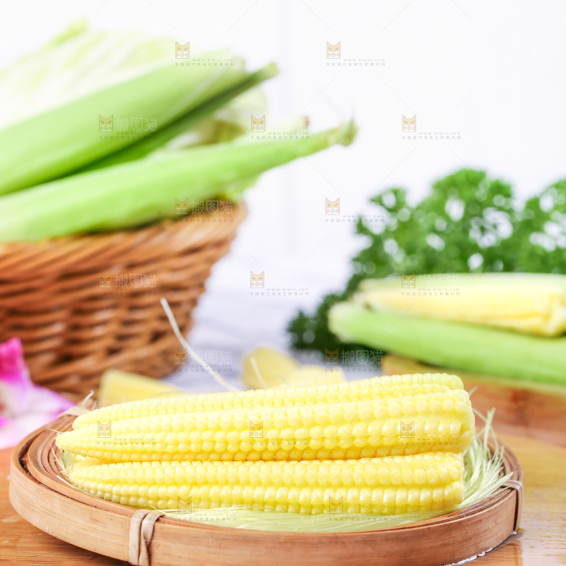 木板上放着水果玉米笋