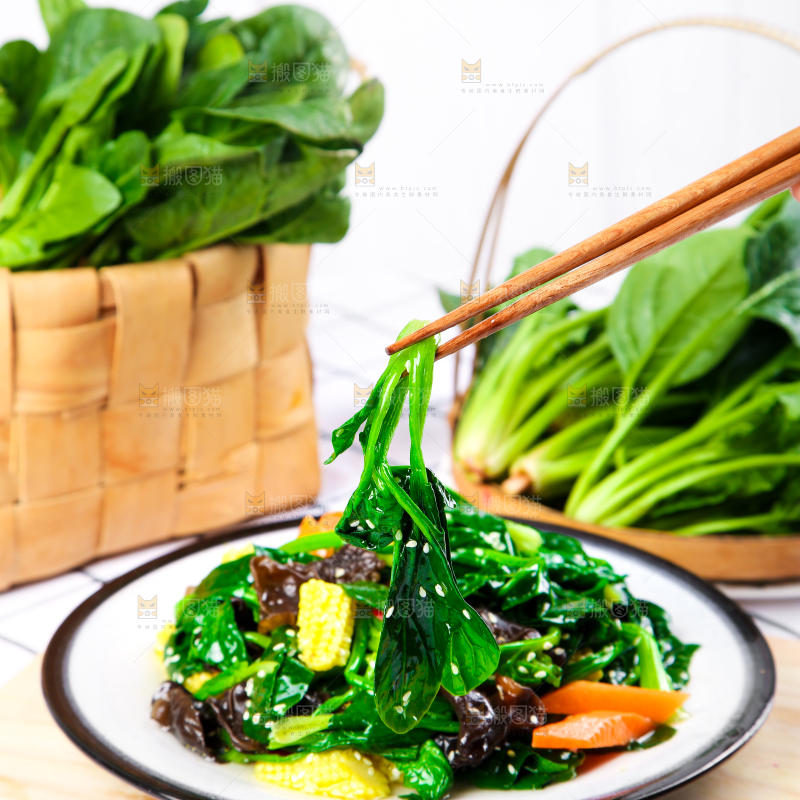盘子里装着炒菠菜