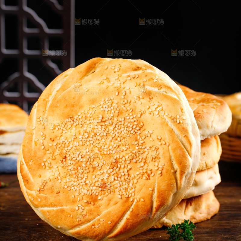 木板上放着芝麻烧饼