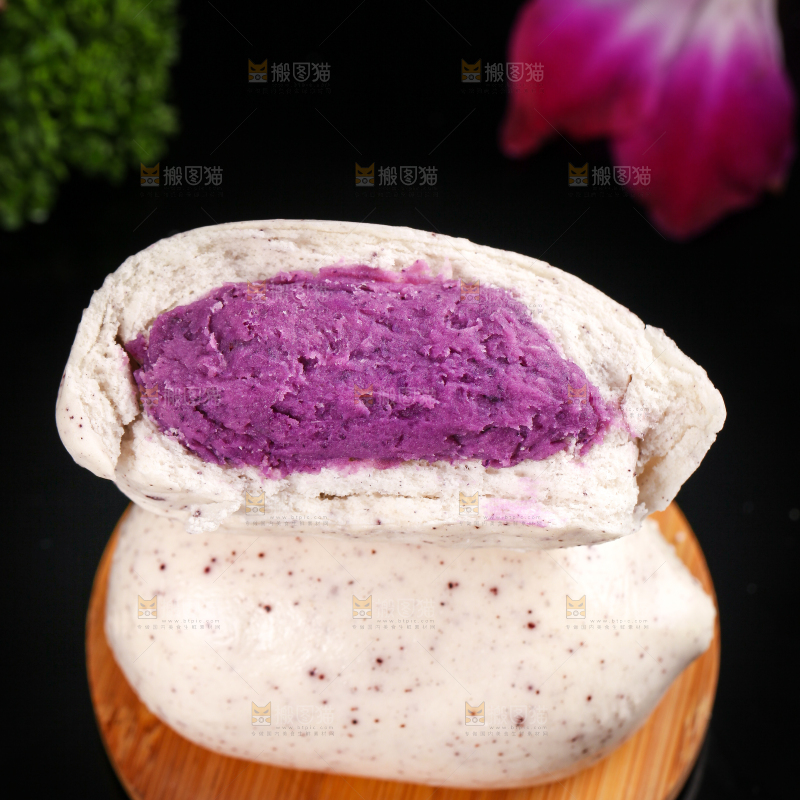 石板上摆放着紫薯馅包子