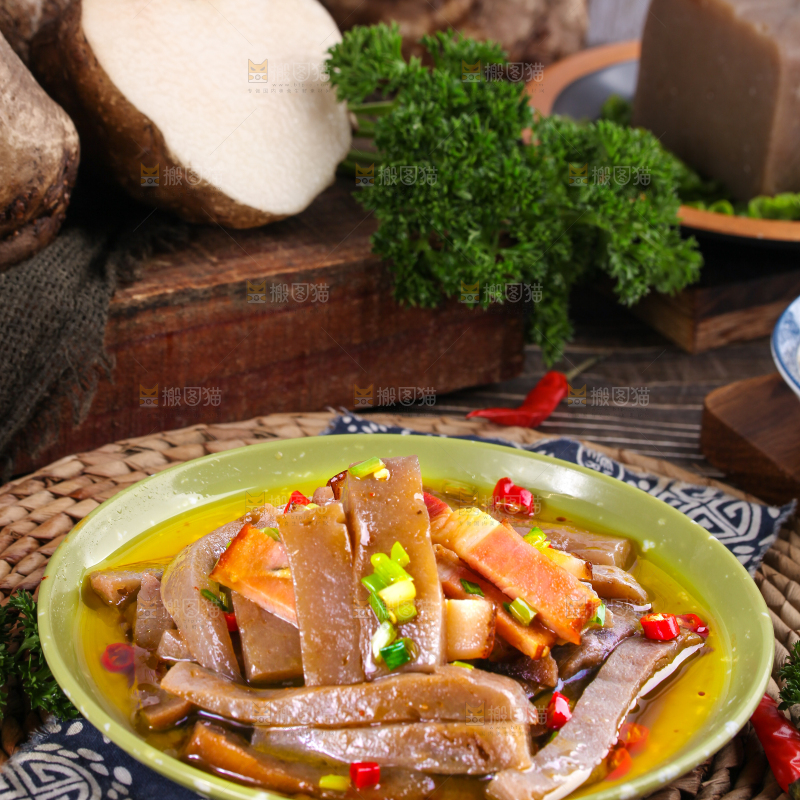 盘里装着凉拌魔芋豆腐