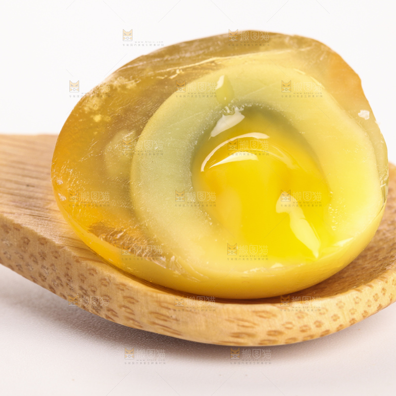 白底上放着新鲜鹌鹑皮蛋
