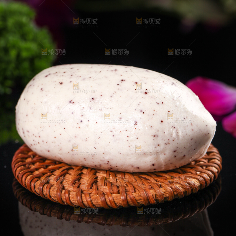 石板上摆放着紫薯馅包子