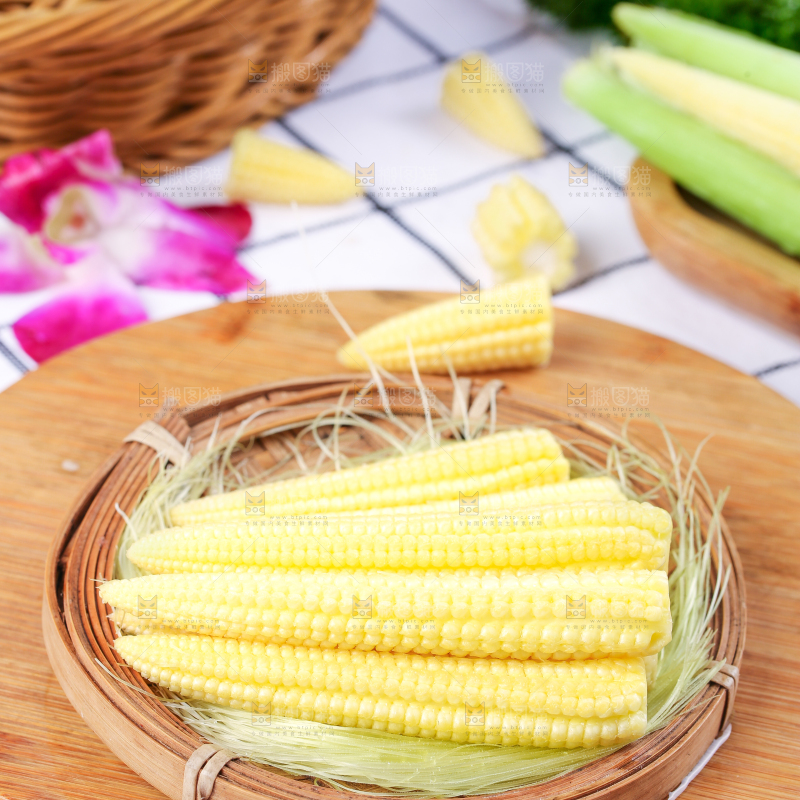 木板上放着水果玉米笋
