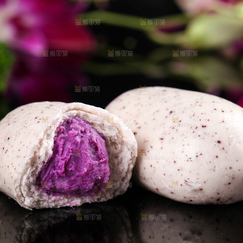 石板上摆放着紫薯馅包子