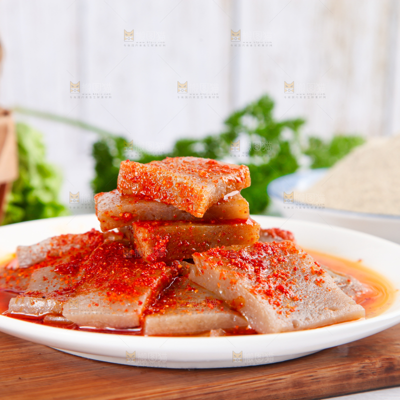 盘子里装着凉拌魔芋豆腐