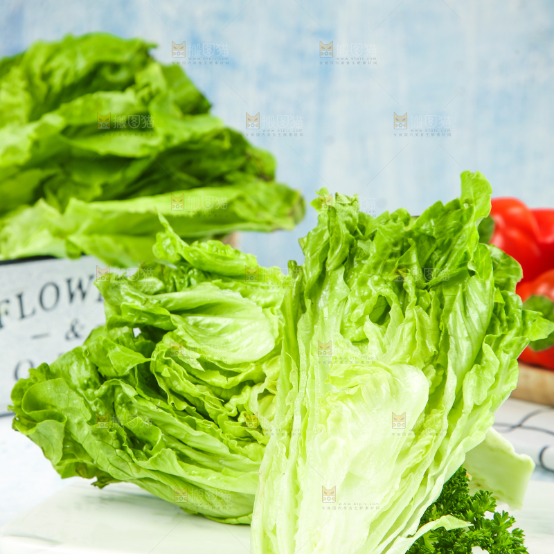 石板上摆放着意大利生菜