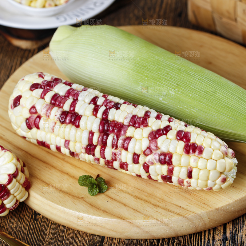 木底上放着花糯玉米
