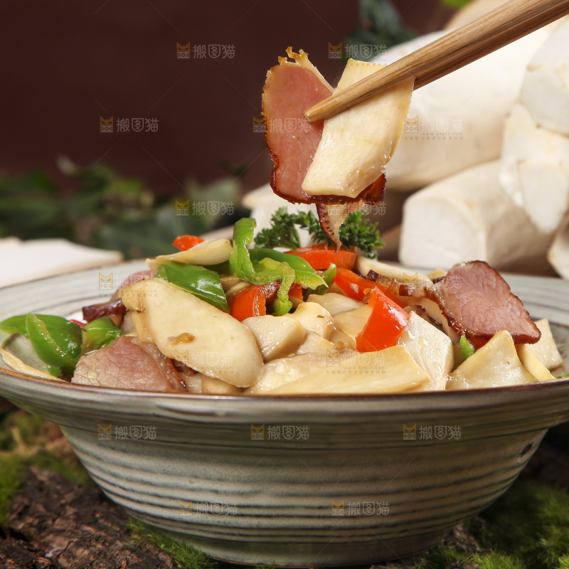 盘子里的杏鲍菇炒肉