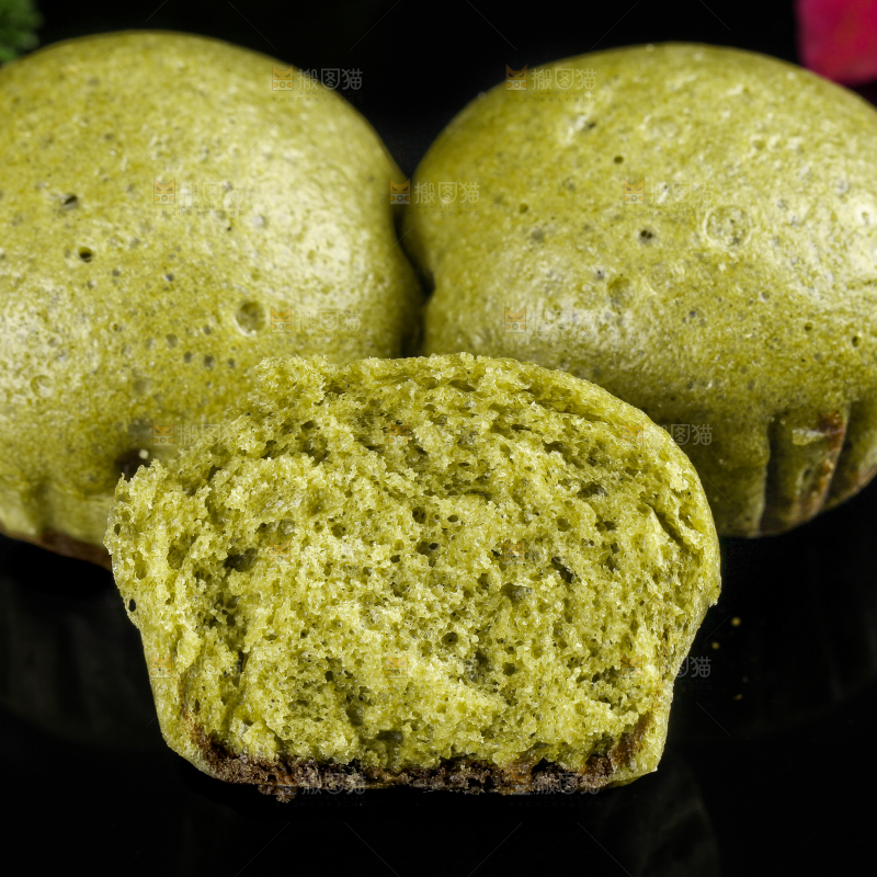 石板上放着抹茶巧克力马拉糕