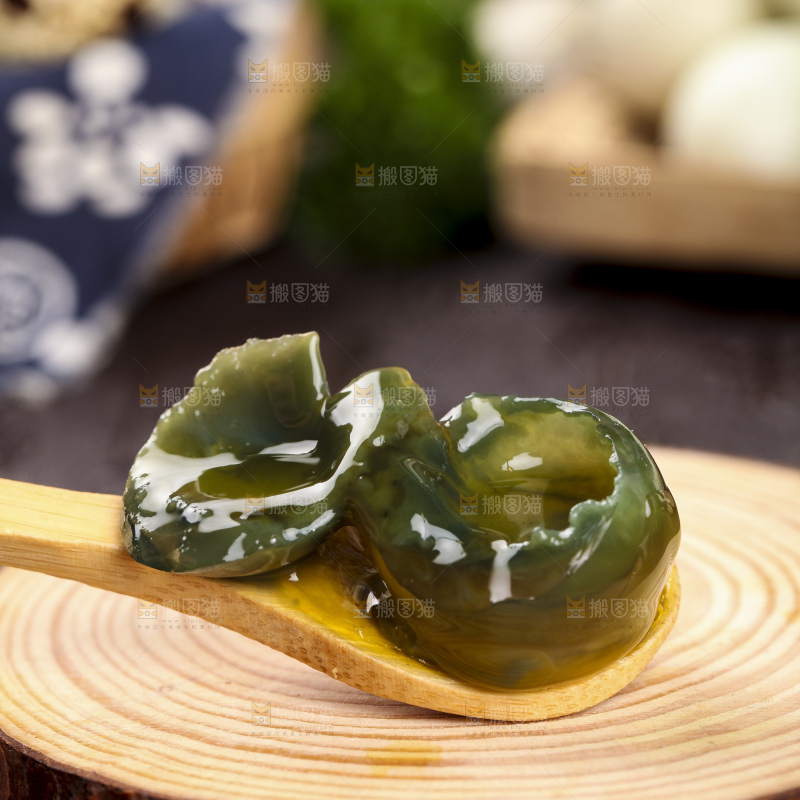 木板上的溏心小皮蛋