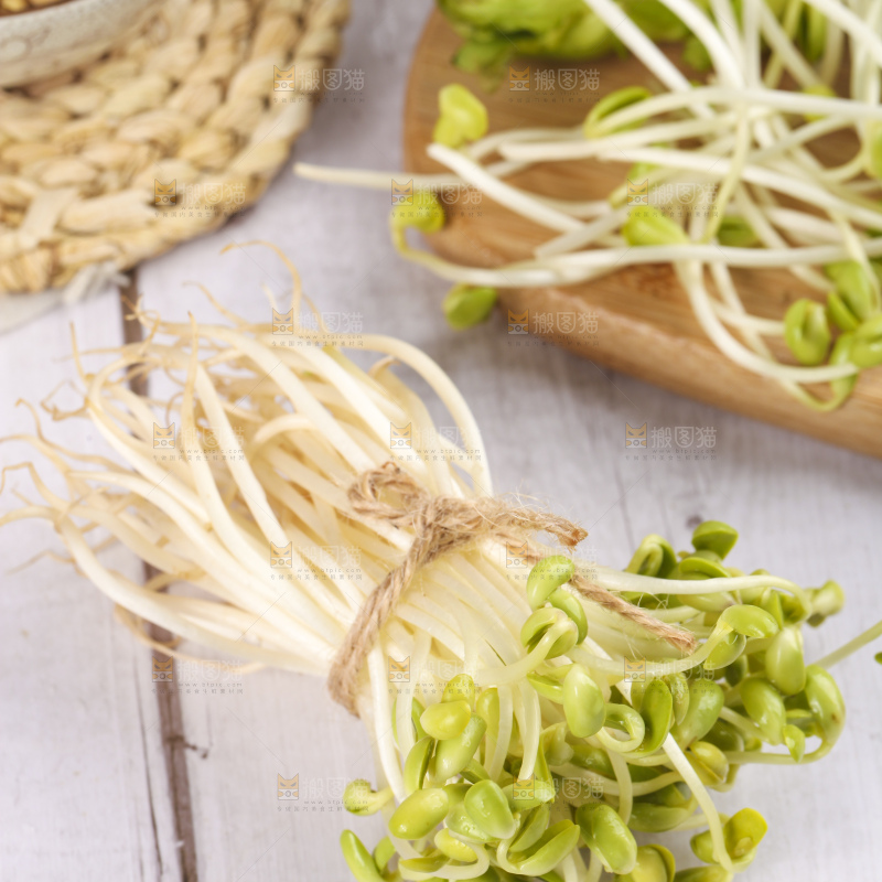 木板上放着黄豆芽
