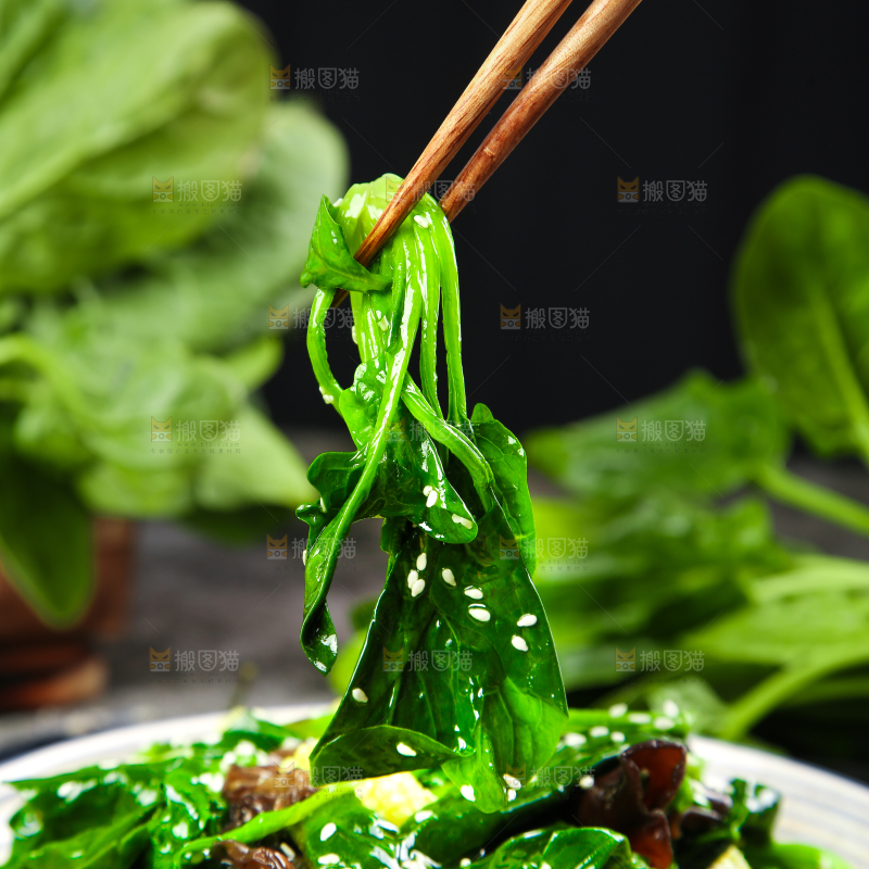盘子里装着炒菠菜