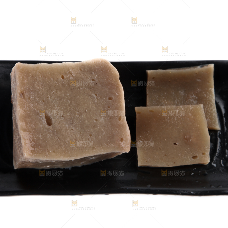 白底上放着一盘魔芋豆腐