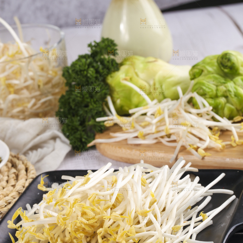 盘子里装着绿豆芽