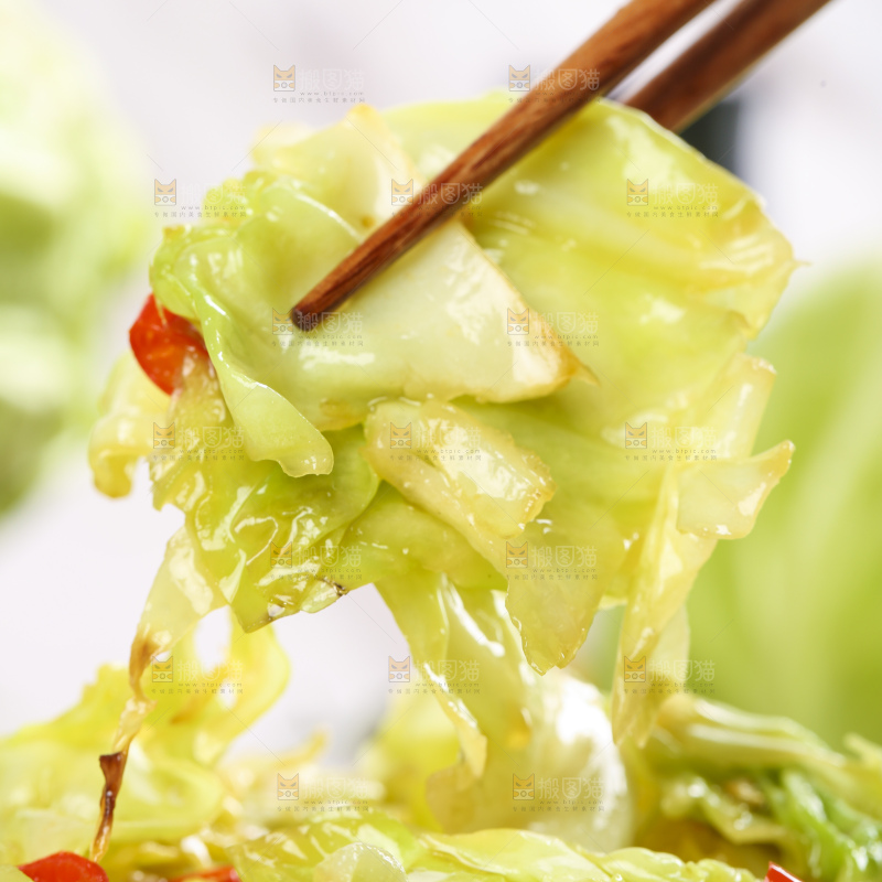 盘子里装着炒甘蓝