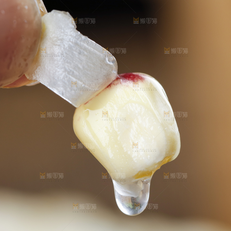 手拿剥皮的花糯玉米粒