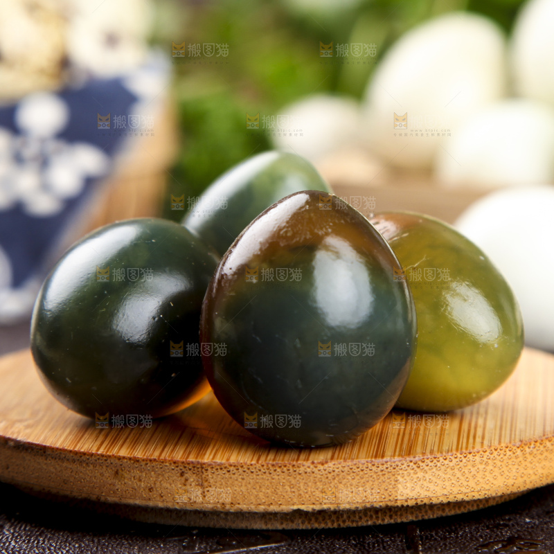 木底上的无铅鹌鹑皮蛋