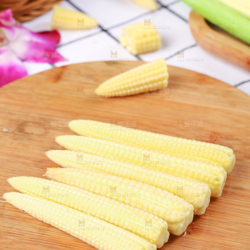 木板上放着水果玉米笋