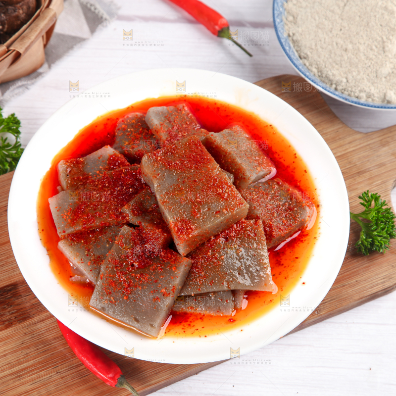 盘子里装着凉拌魔芋豆腐
