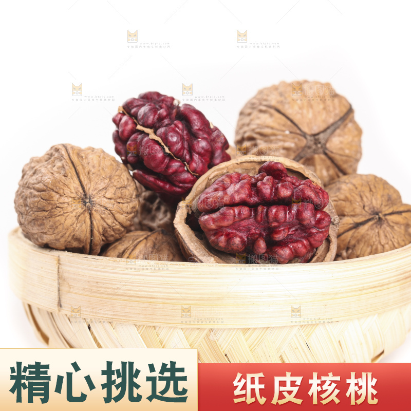 篮子里装着红皮核桃