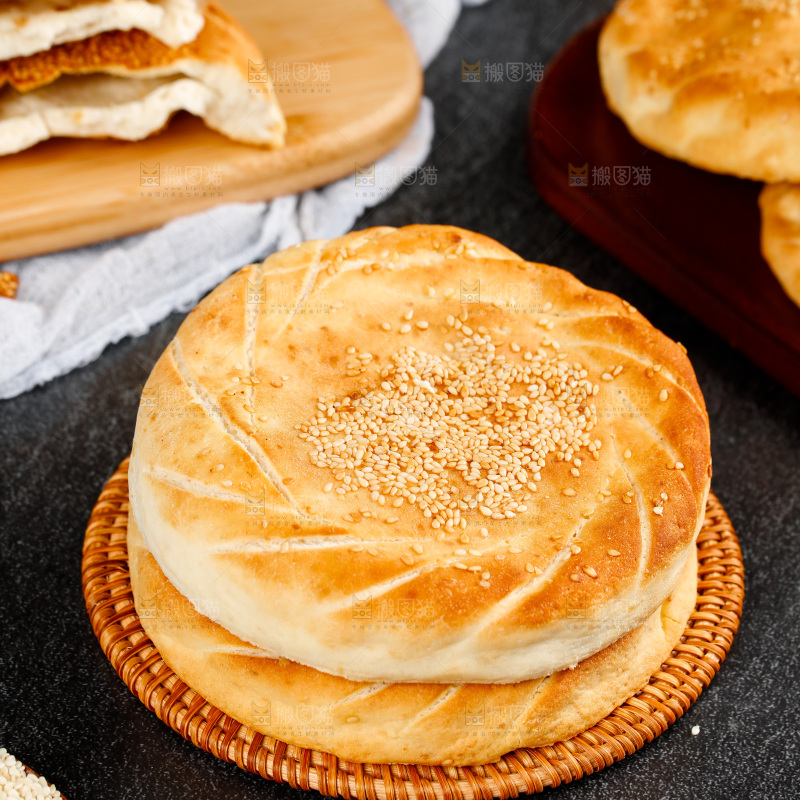 黑石板上的手工烧饼