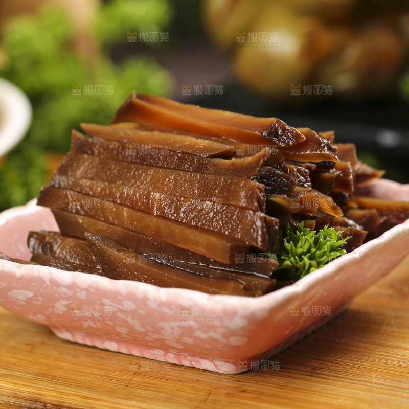 木板上放着咸菜条