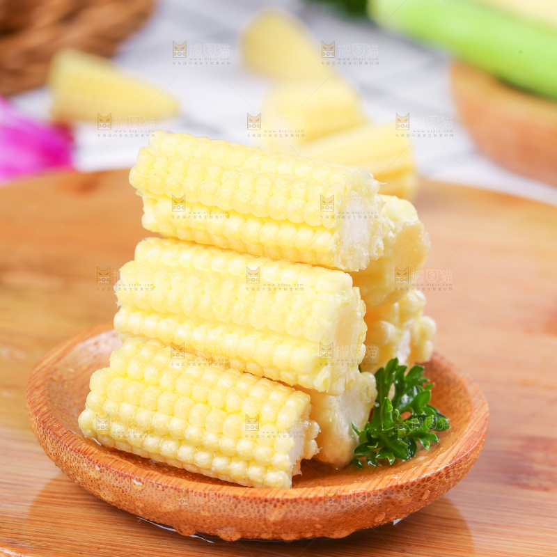 木板上放着水果玉米笋