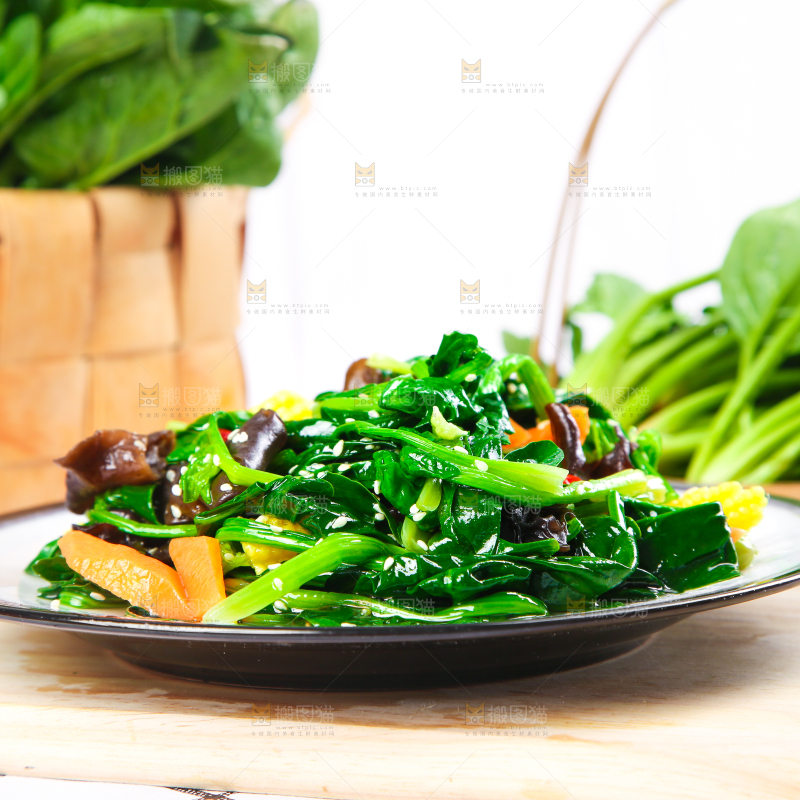 盘子里装着炒菠菜
