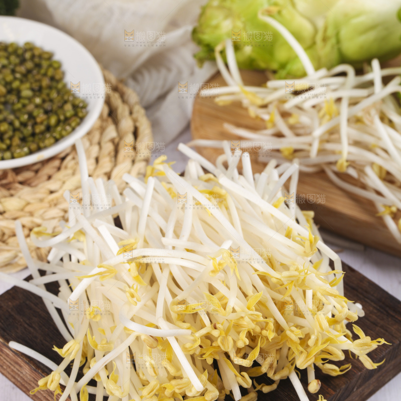 盘子里装着绿豆芽