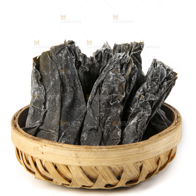 白底上摆放着盐渍干海带