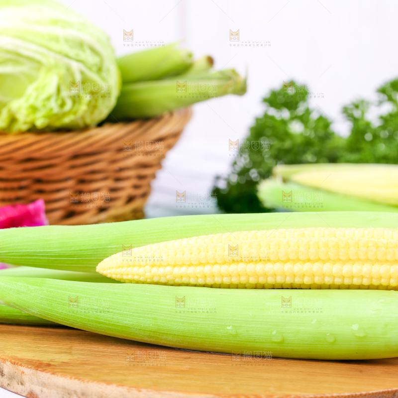 木板上放着水果玉米笋