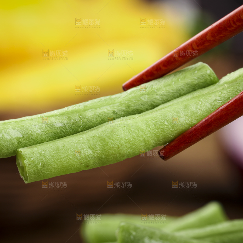 筷子上夹着长豇豆