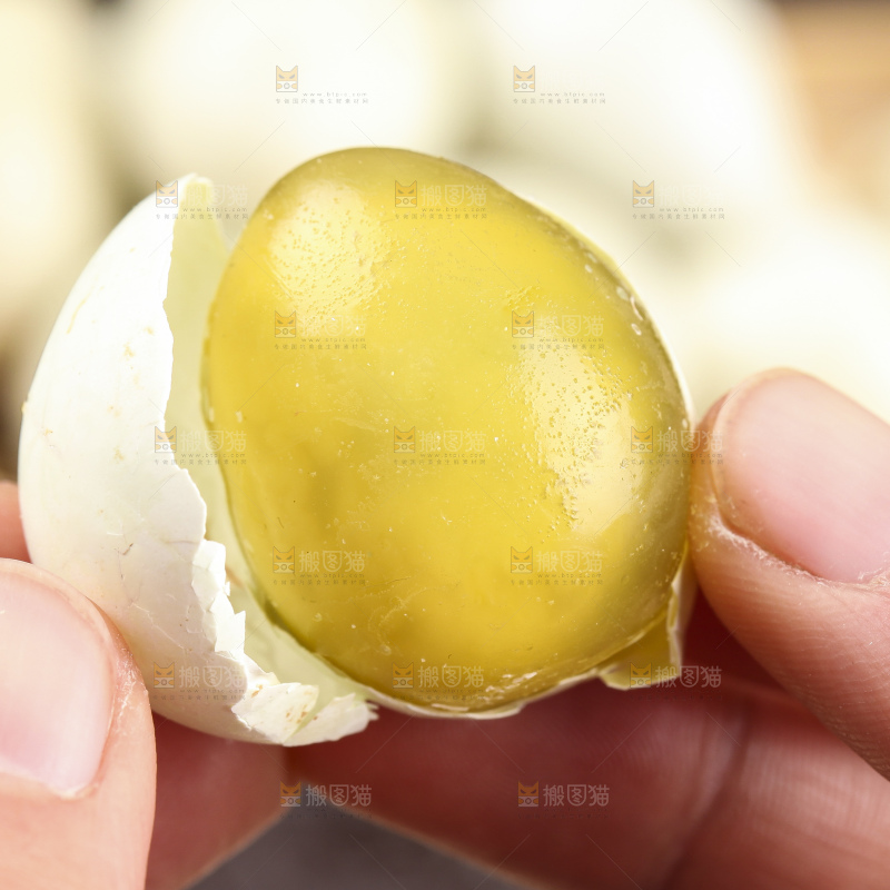 手里拿着珍珠小皮蛋
