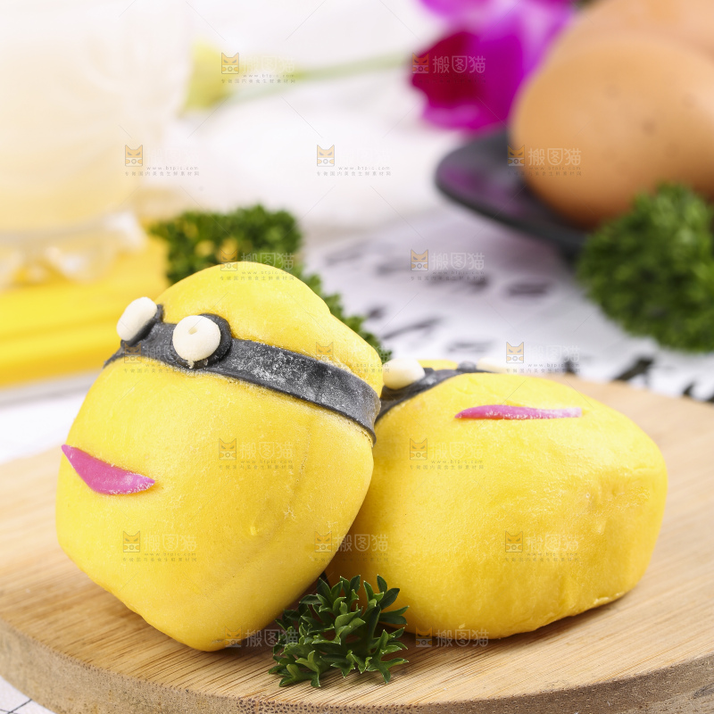 木板上放着卡通小黄人包