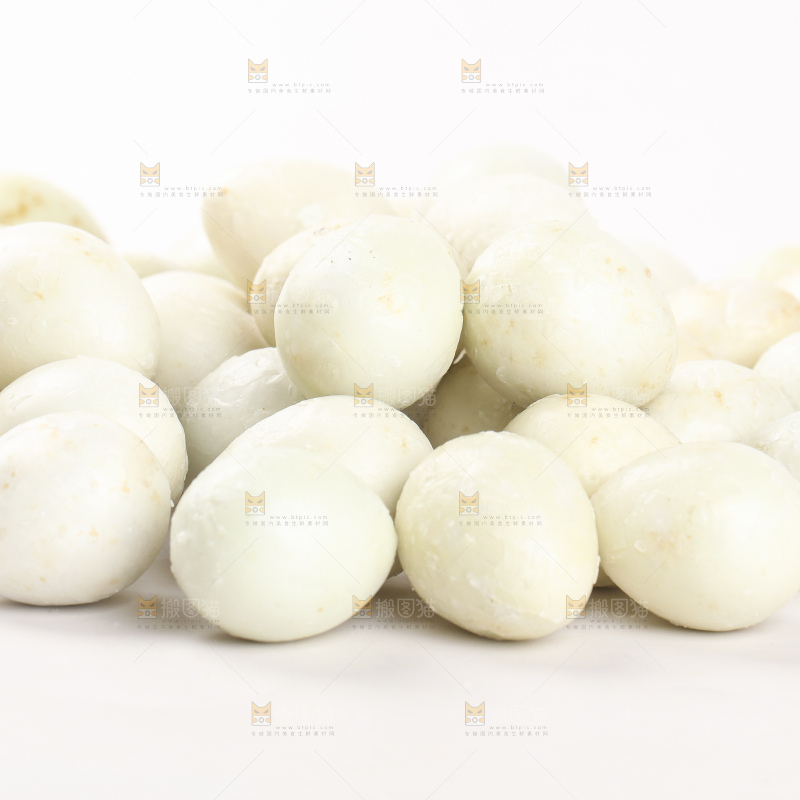 白底上摆放着珍珠小皮蛋