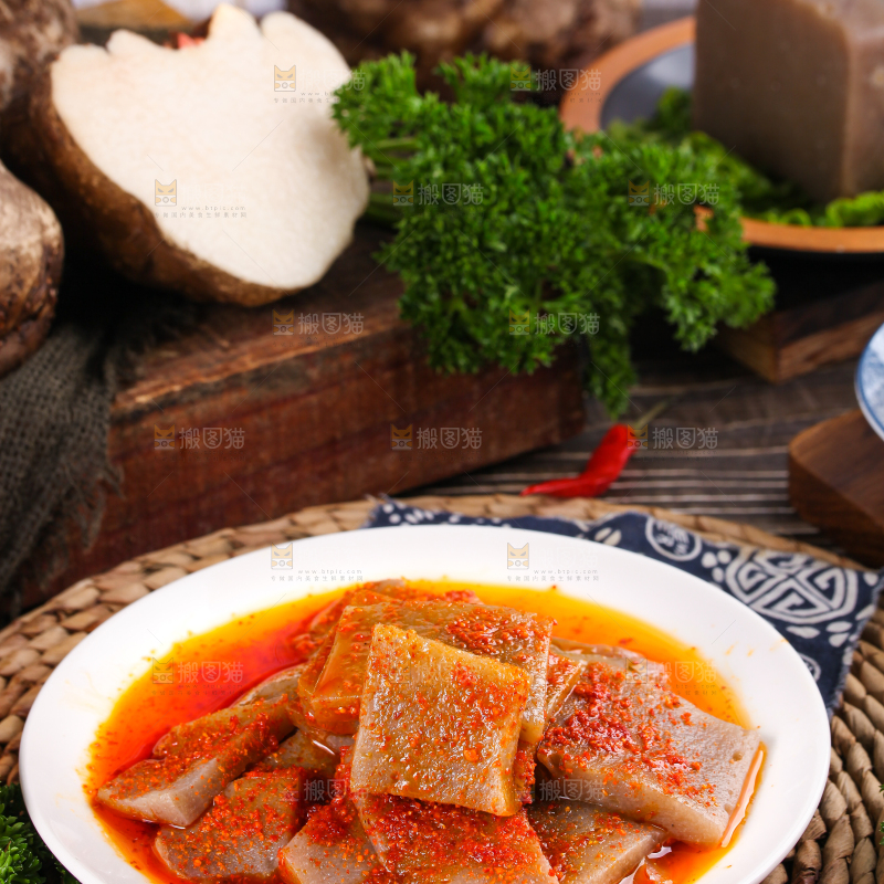 盘里装着凉拌魔芋豆腐