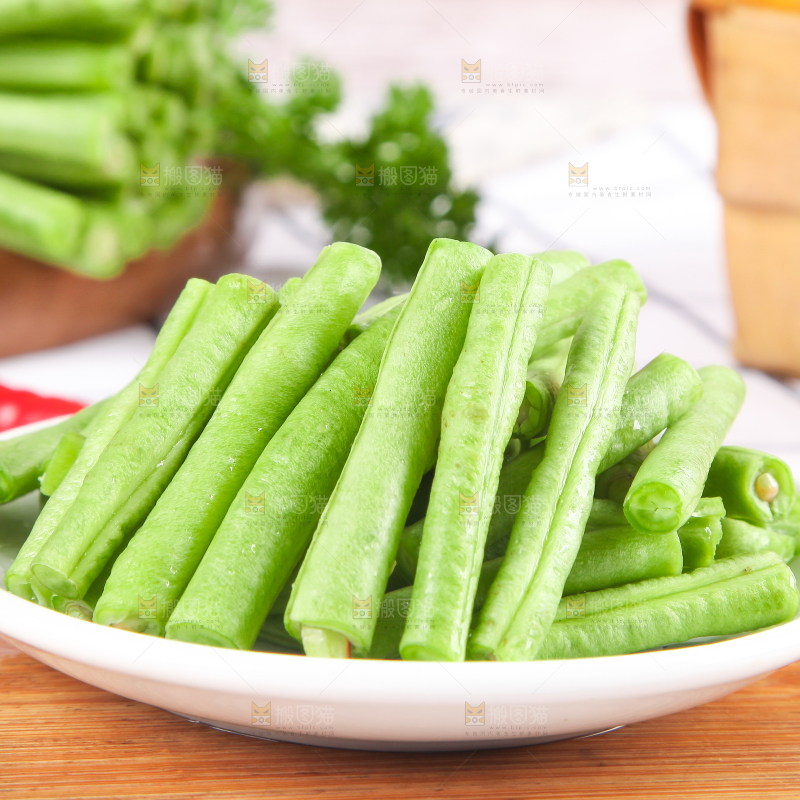盘子里装着豇豆角