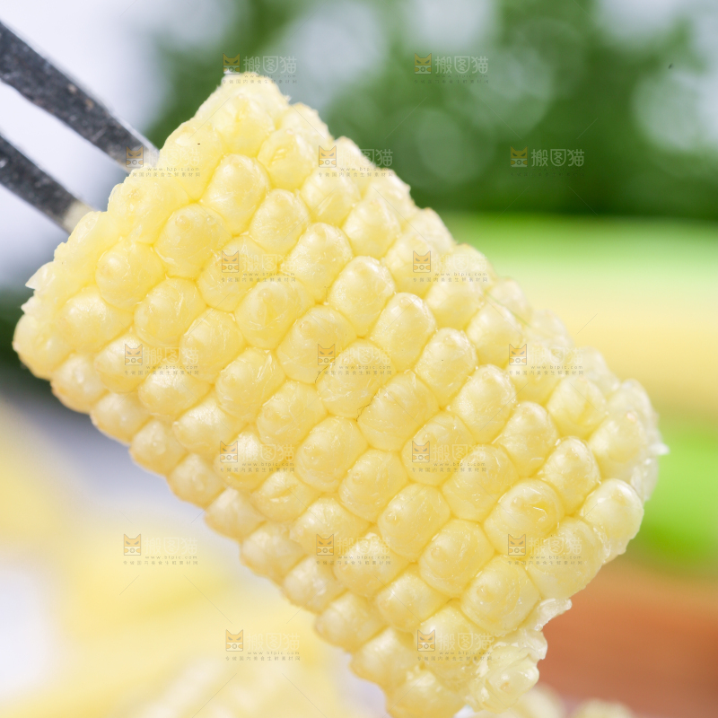 叉子上叉着珍珠笋