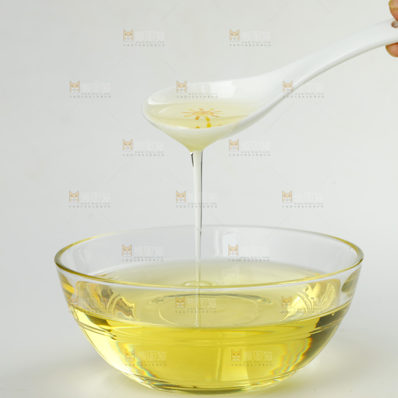 白底上放着一碗食用油