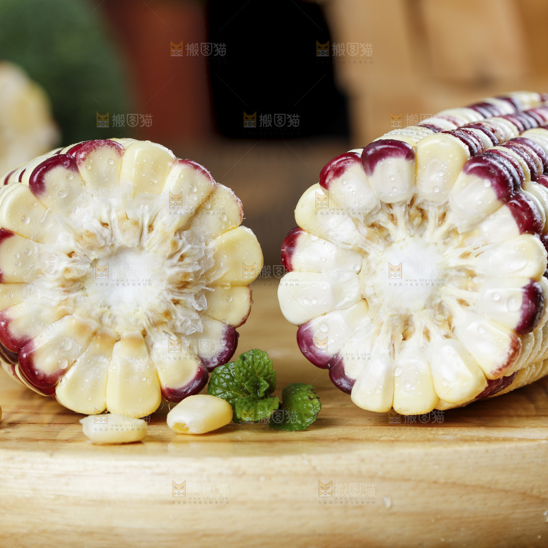 木底上放着切开的花糯玉米