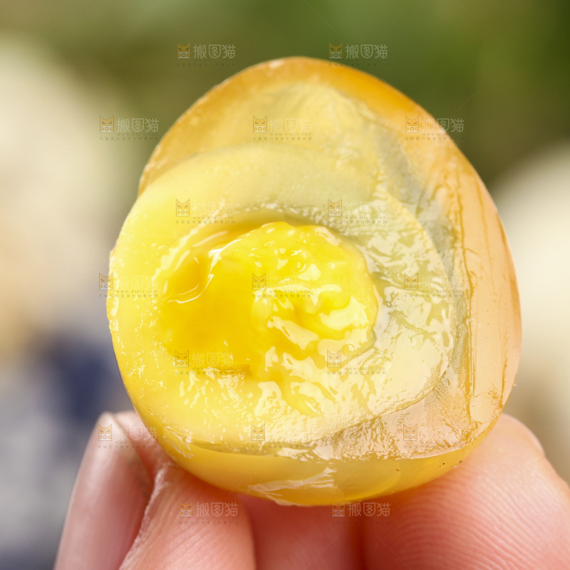 手里拿着珍珠小皮蛋