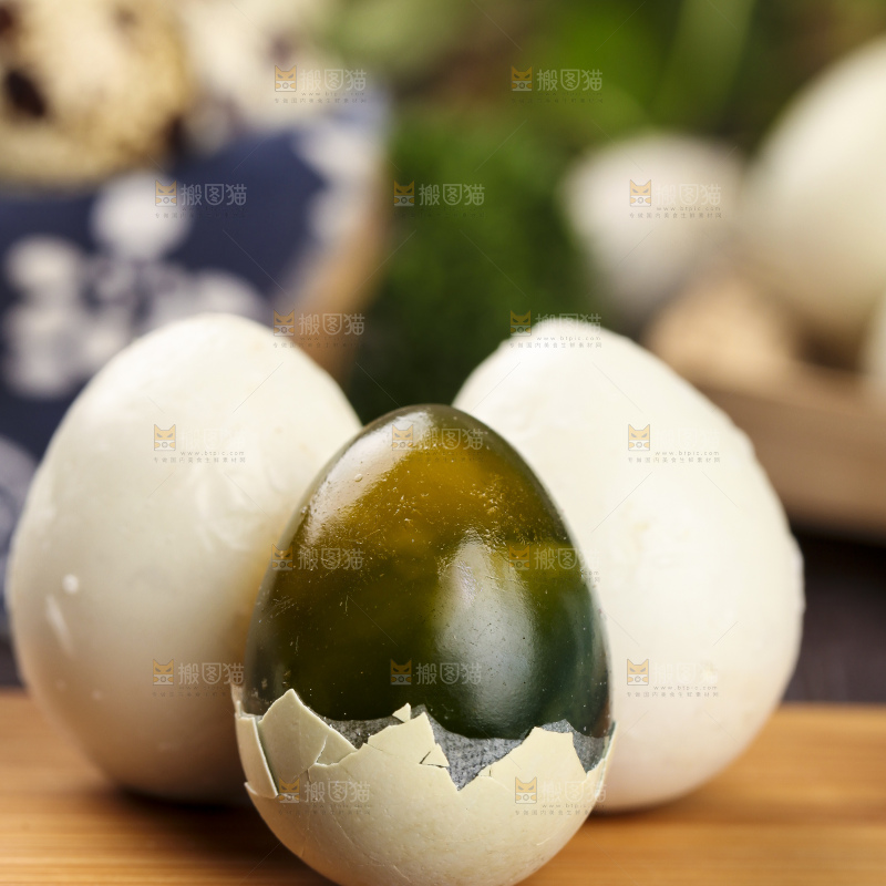 盘子里装着溏心珍珠小皮蛋