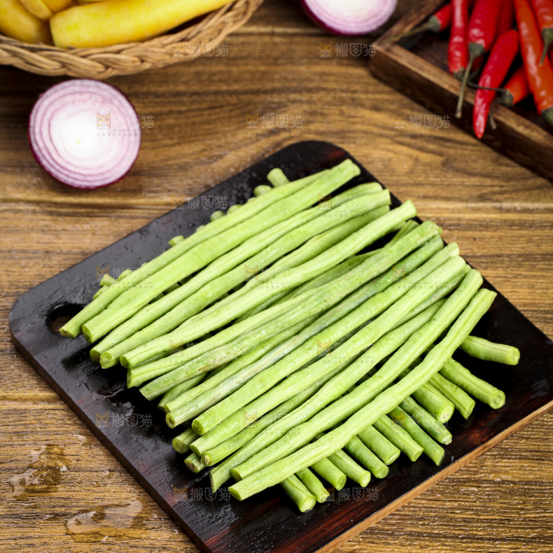 木板上放着一盘新鲜豆角