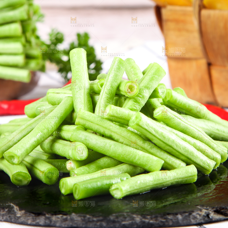 盘子里装着豇豆角
