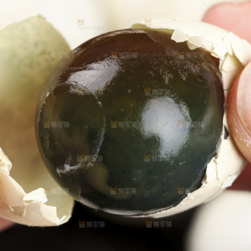 手里拿着珍珠小皮蛋
